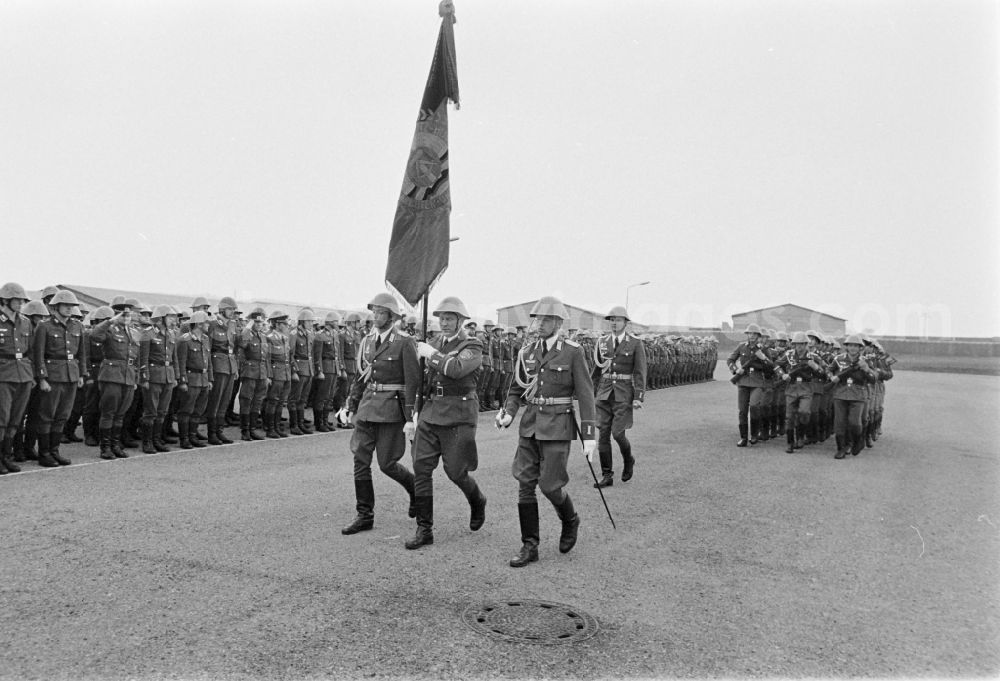 GDR image archive: Marienberg - Parade formation and march of soldiers and officers of the motorized rifle regiment MSR-7 Max Roscher on the occasion of the farewell of reservists on the parade ground of the barracks in Marienberg, Saxony in the territory of the former GDR, German Democratic Republic