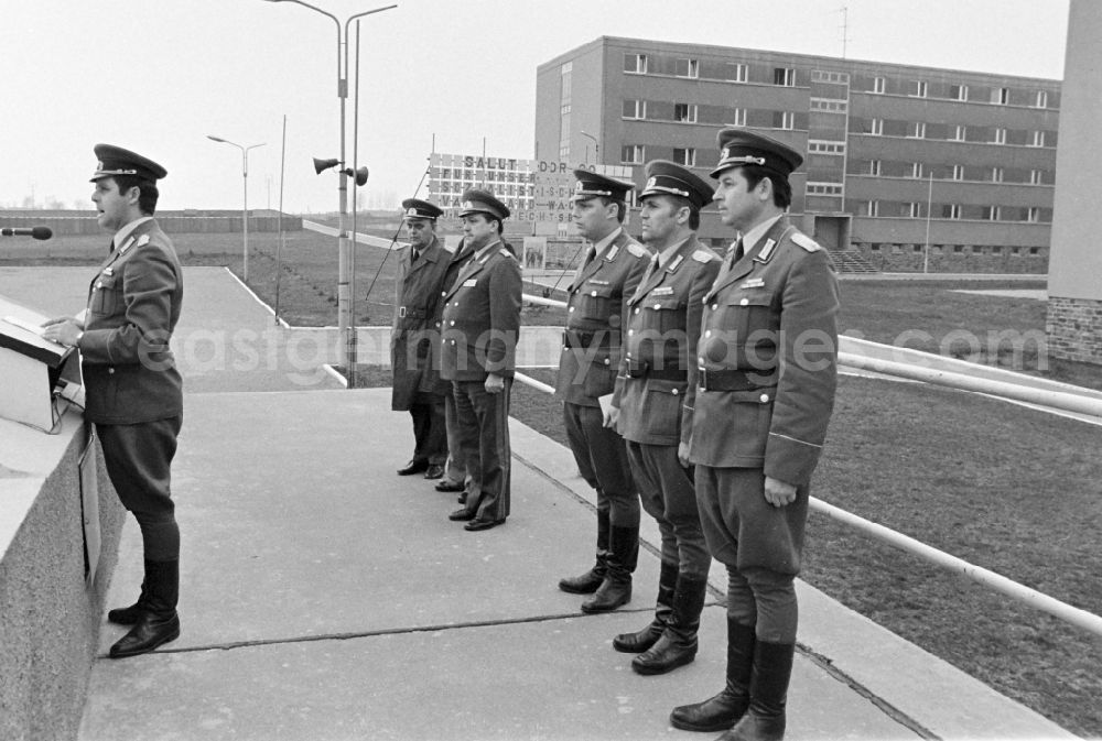 GDR photo archive: Marienberg - Parade formation and march of soldiers and officers of the motorized rifle regiment MSR-7 Max Roscher on the occasion of the farewell of reservists on the parade ground of the barracks in Marienberg, Saxony in the territory of the former GDR, German Democratic Republic