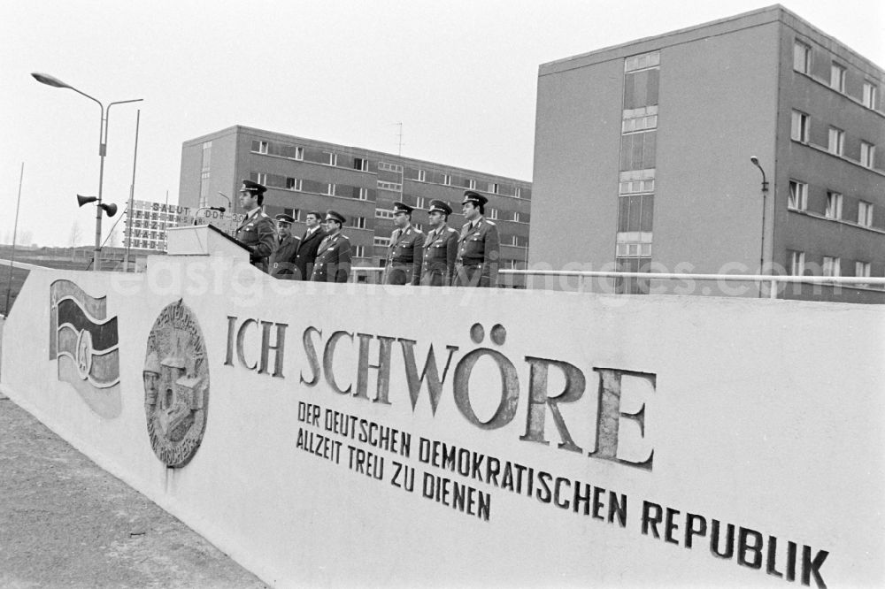 GDR picture archive: Marienberg - Parade formation and march of soldiers and officers of the motorized rifle regiment MSR-7 Max Roscher on the occasion of the farewell of reservists on the parade ground of the barracks in Marienberg, Saxony in the territory of the former GDR, German Democratic Republic