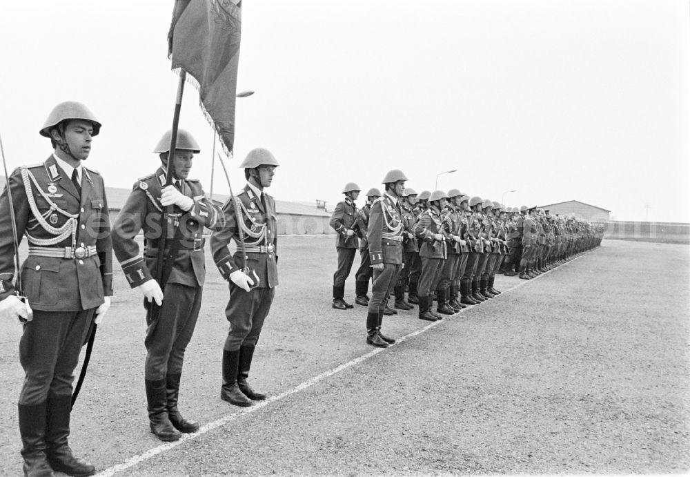 Marienberg: Parade formation and march of soldiers and officers of the motorized rifle regiment MSR-7 Max Roscher on the occasion of the farewell of reservists on the parade ground of the barracks in Marienberg, Saxony in the territory of the former GDR, German Democratic Republic