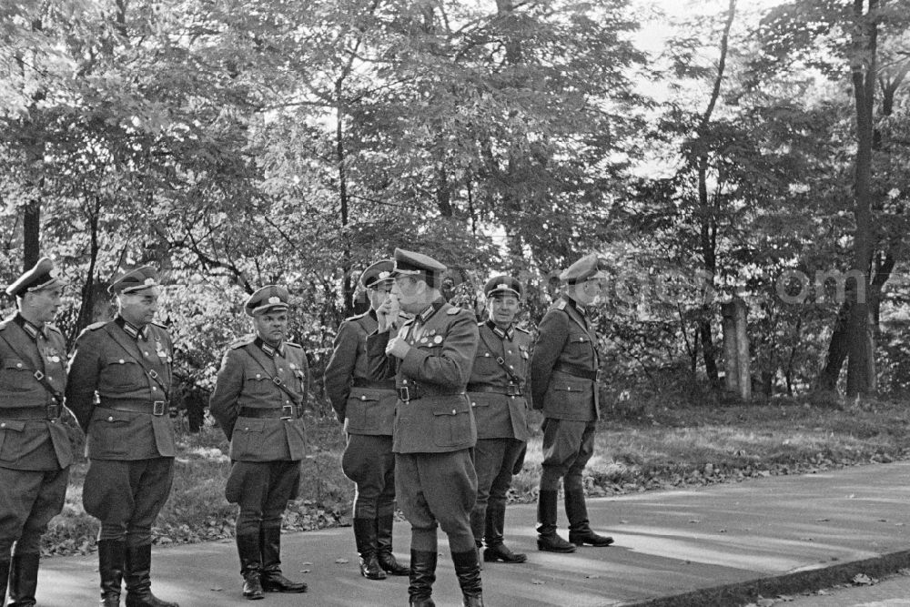 GDR photo archive: Dresden - March of soldiers and officers der NVA Nationale Volksarmee on street Koenigsbruecker Strasse in Dresden, Saxony on the territory of the former GDR, German Democratic Republic