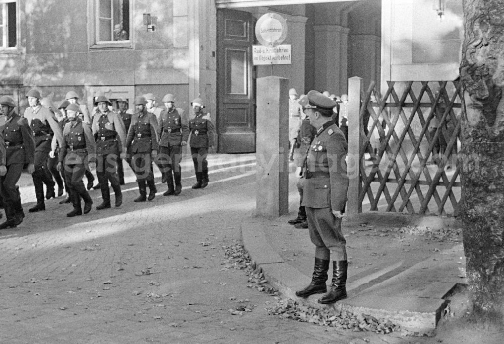 GDR picture archive: Dresden - March of soldiers and officers der NVA Nationale Volksarmee on street Koenigsbruecker Strasse in Dresden, Saxony on the territory of the former GDR, German Democratic Republic