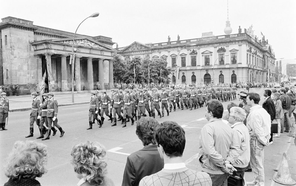 GDR photo archive: Berlin - Parade formation and march of soldiers and officers des WR-1 Wachregiment „Friedrich Engels“, on street Unter den Linden in the district Mitte in Berlin Eastberlin on the territory of the former GDR, German Democratic Republic