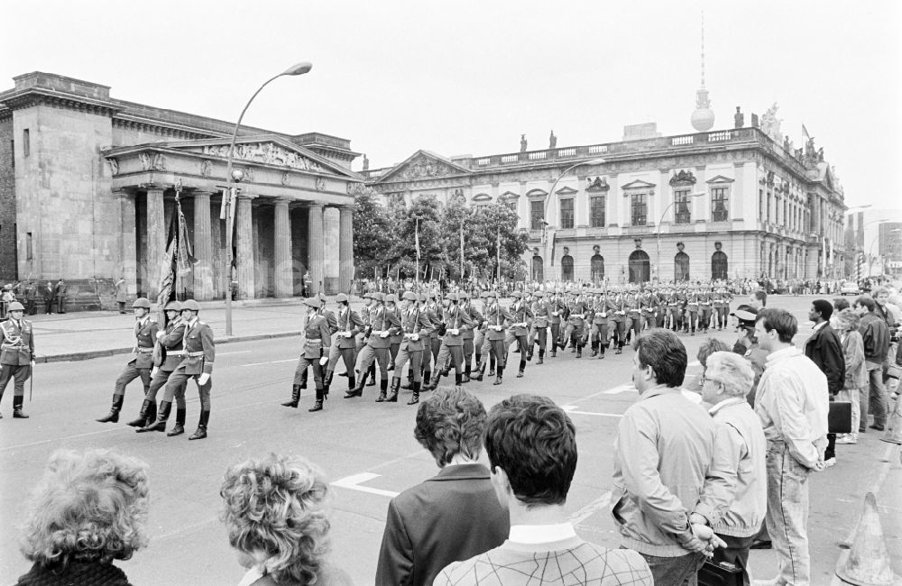 GDR picture archive: Berlin - Parade formation and march of soldiers and officers des WR-1 Wachregiment „Friedrich Engels“, on street Unter den Linden in the district Mitte in Berlin Eastberlin on the territory of the former GDR, German Democratic Republic