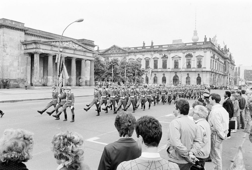 Berlin: Parade formation and march of soldiers and officers des WR-1 Wachregiment „Friedrich Engels“, on street Unter den Linden in the district Mitte in Berlin Eastberlin on the territory of the former GDR, German Democratic Republic