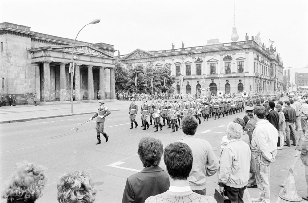 GDR image archive: Berlin - Parade formation and march of soldiers and officers des WR-1 Wachregiment „Friedrich Engels“, on street Unter den Linden in the district Mitte in Berlin Eastberlin on the territory of the former GDR, German Democratic Republic