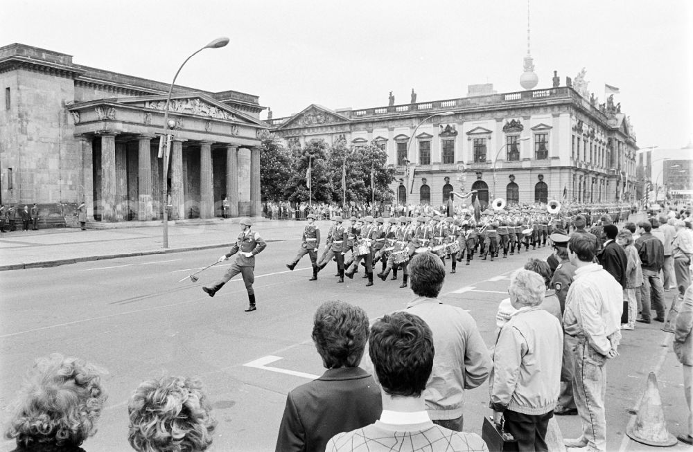 GDR photo archive: Berlin - Parade formation and march of soldiers and officers des WR-1 Wachregiment „Friedrich Engels“, on street Unter den Linden in the district Mitte in Berlin Eastberlin on the territory of the former GDR, German Democratic Republic