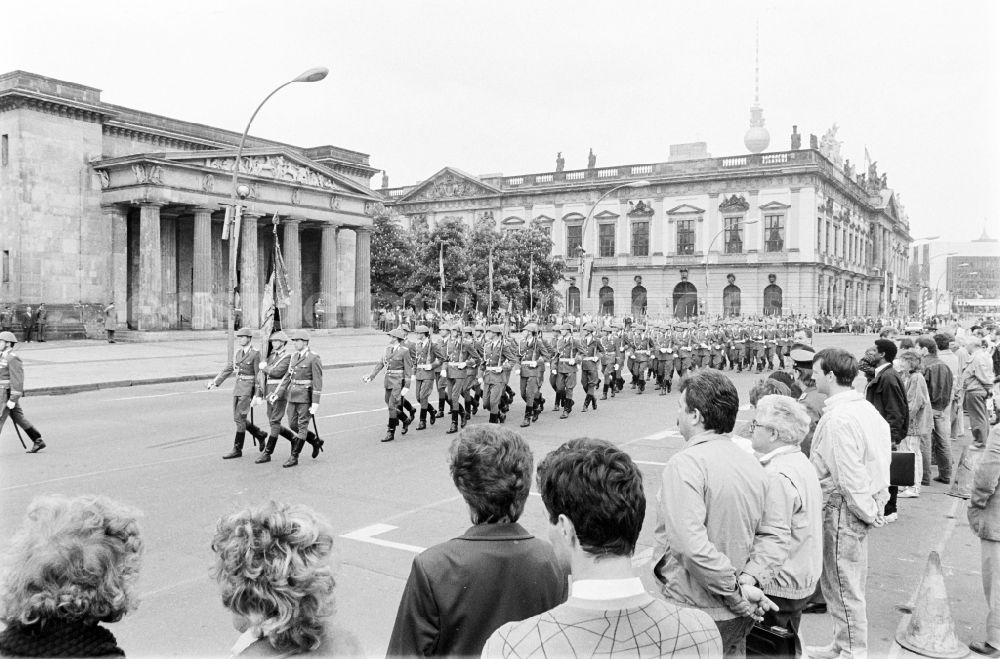 GDR picture archive: Berlin - Parade formation and march of soldiers and officers des WR-1 Wachregiment „Friedrich Engels“, on street Unter den Linden in the district Mitte in Berlin Eastberlin on the territory of the former GDR, German Democratic Republic