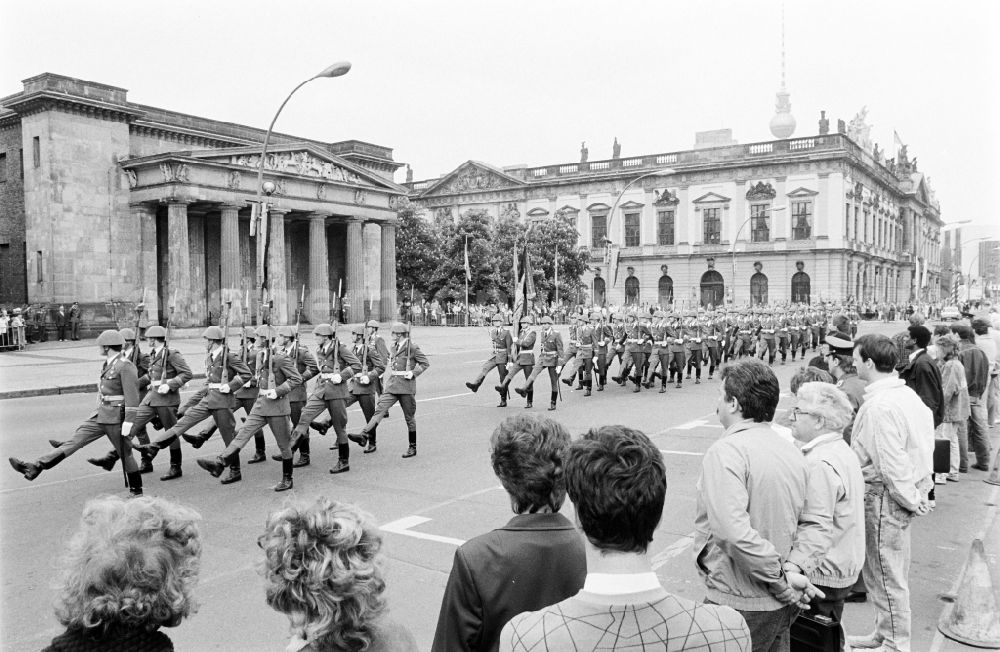 Berlin: Parade formation and march of soldiers and officers des WR-1 Wachregiment „Friedrich Engels“, on street Unter den Linden in the district Mitte in Berlin Eastberlin on the territory of the former GDR, German Democratic Republic