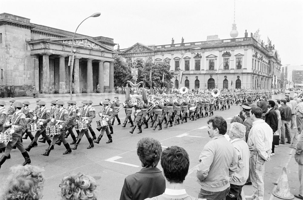 GDR image archive: Berlin - Parade formation and march of soldiers and officers des WR-1 Wachregiment „Friedrich Engels“, on street Unter den Linden in the district Mitte in Berlin Eastberlin on the territory of the former GDR, German Democratic Republic