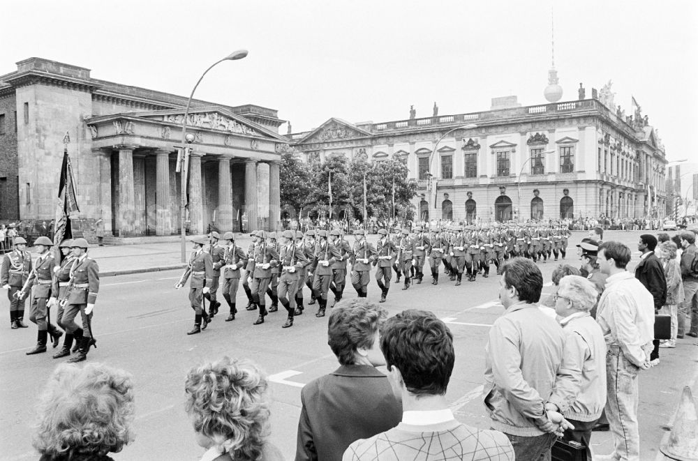 GDR photo archive: Berlin - Parade formation and march of soldiers and officers des WR-1 Wachregiment „Friedrich Engels“, on street Unter den Linden in the district Mitte in Berlin Eastberlin on the territory of the former GDR, German Democratic Republic