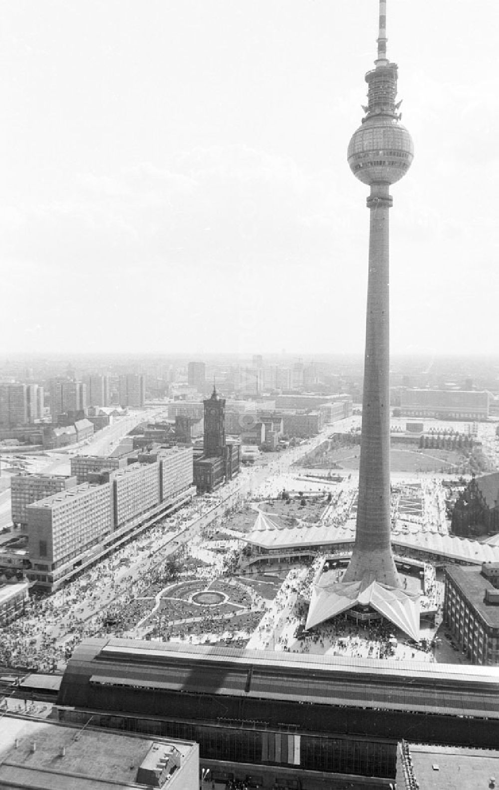 GDR picture archive: Berlin - Mitte - 29.07.1973 Massen um den Alexanderplatz Veröffentlicht 6. August 1