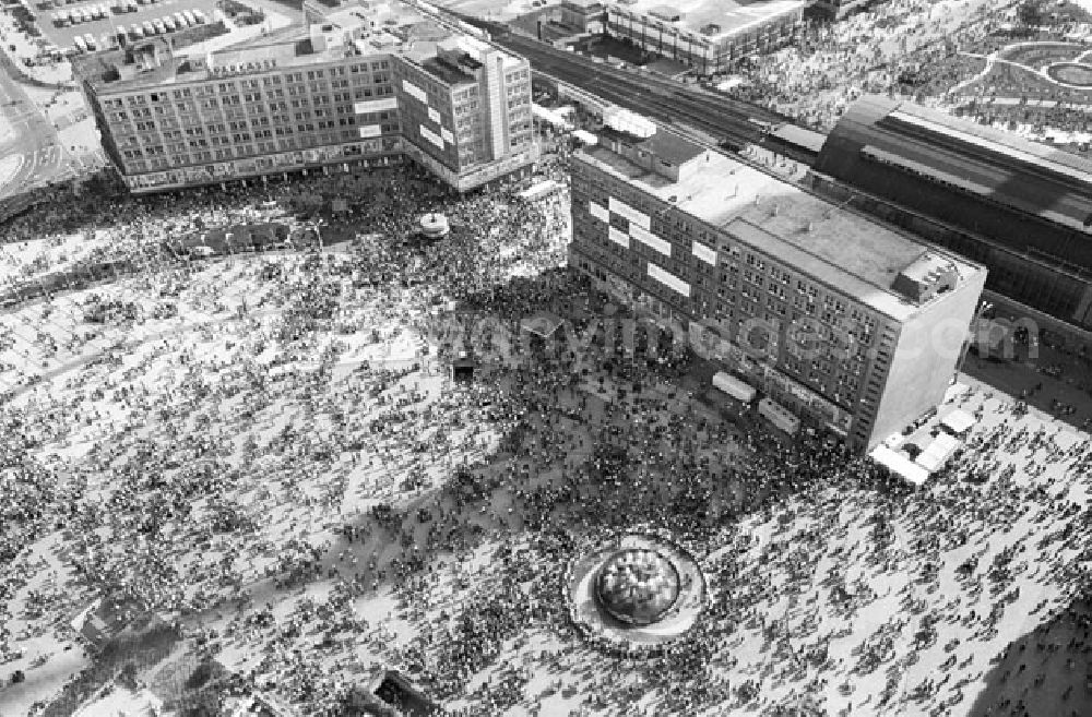 GDR image archive: Berlin - Mitte - 29.07.1973 Massen um den Alexanderplatz Veröffentlicht 6. August 1