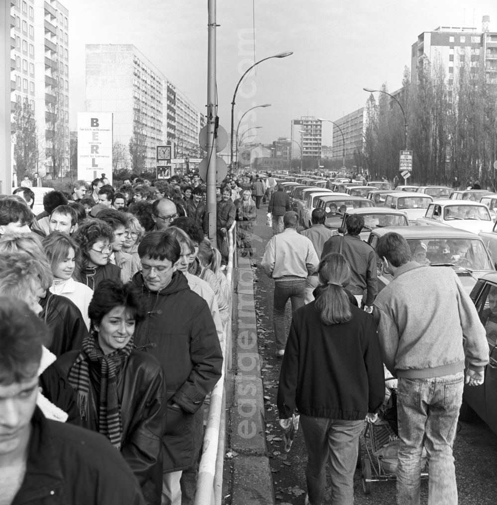 Berlin: Opening of the GueSt passport control point and border crossing point with crowds of people and vehicles at Heinrich-Heine-Strasse in Berlin East Berlin in the territory of the former GDR, German Democratic Republic