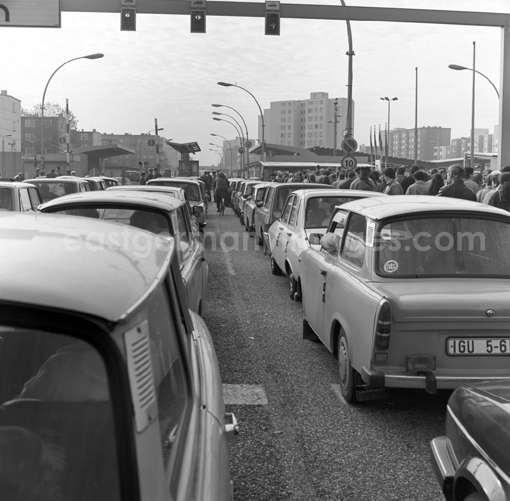 GDR image archive: Berlin - Opening of the GueSt passport control point and border crossing point with crowds of people and vehicles at Heinrich-Heine-Strasse in Berlin East Berlin in the territory of the former GDR, German Democratic Republic