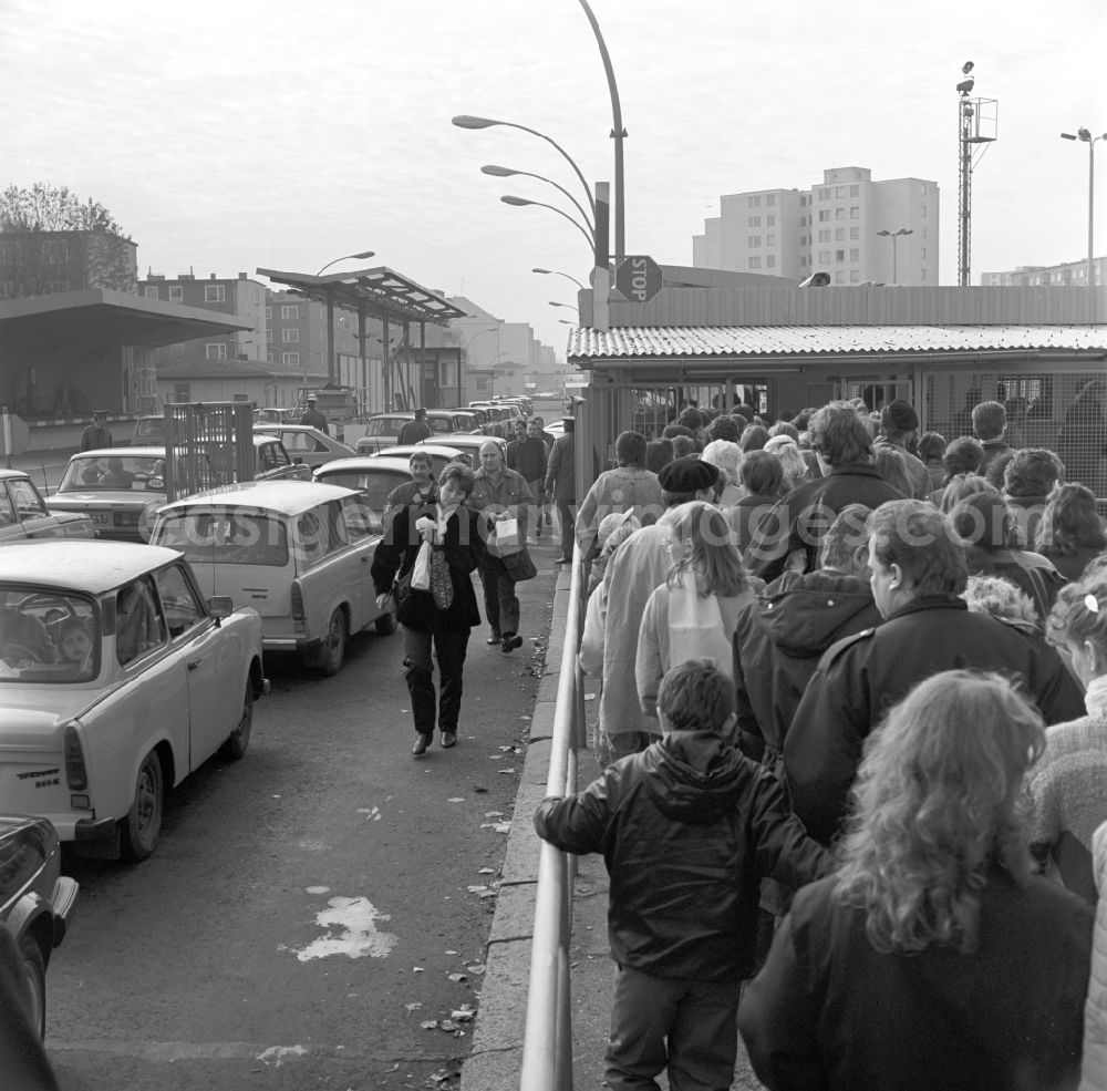 GDR photo archive: Berlin - Opening of the GueSt passport control point and border crossing point with crowds of people and vehicles at Heinrich-Heine-Strasse in Berlin East Berlin in the territory of the former GDR, German Democratic Republic