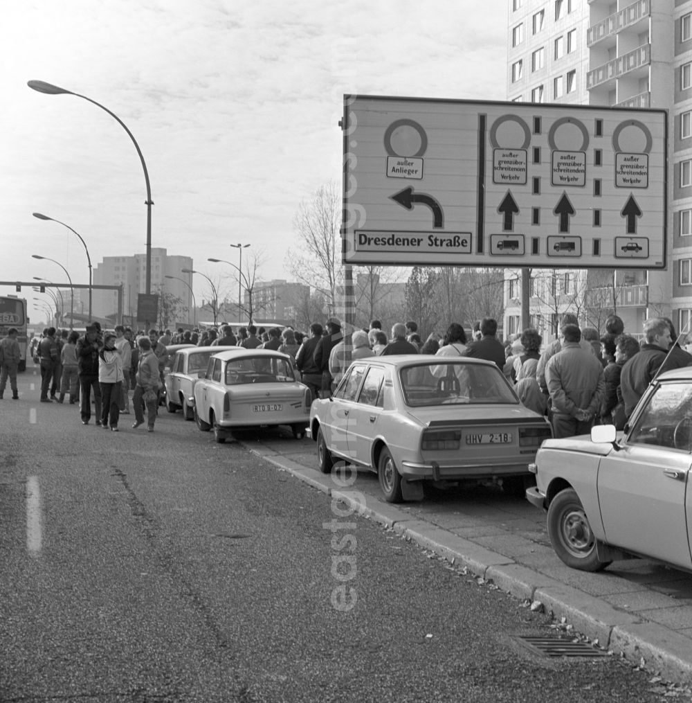 Berlin: Opening of the GueSt passport control point and border crossing point with crowds of people and vehicles at Heinrich-Heine-Strasse in Berlin East Berlin in the territory of the former GDR, German Democratic Republic