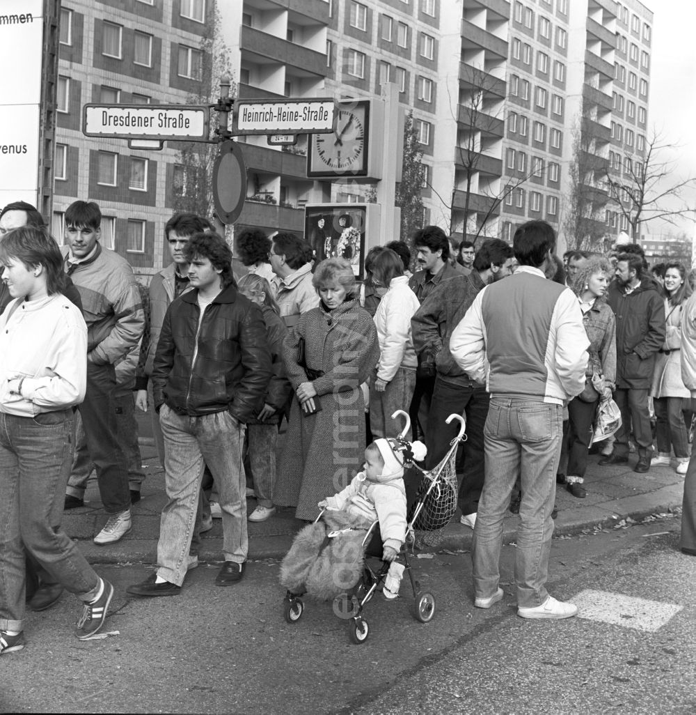 GDR image archive: Berlin - Opening of the GueSt passport control point and border crossing point with crowds of people and vehicles at Heinrich-Heine-Strasse in Berlin East Berlin in the territory of the former GDR, German Democratic Republic