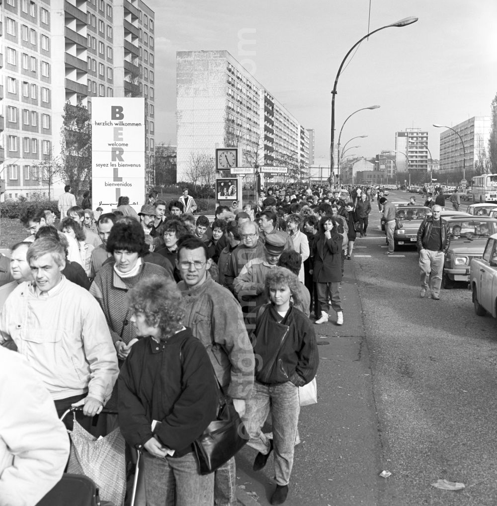 Berlin: Opening of the GueSt passport control point and border crossing point with crowds of people and vehicles at Heinrich-Heine-Strasse in Berlin East Berlin in the territory of the former GDR, German Democratic Republic