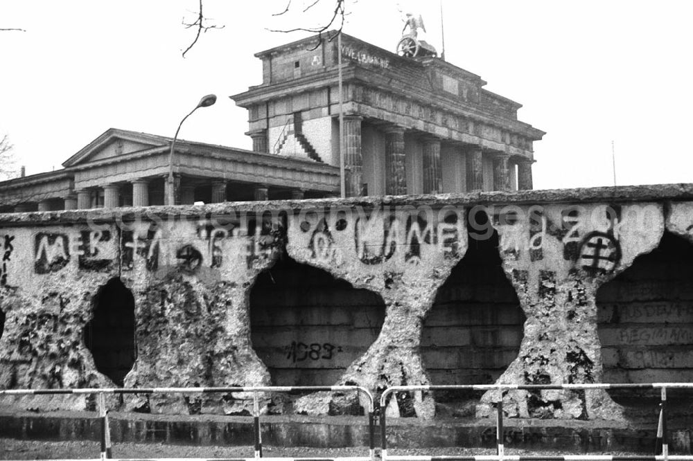 GDR image archive: Berlin-MitteBerlin-Tiergarten - Durch Mauerspechte gezeichnete Mauerreste vor dem Brandenburger Tor.