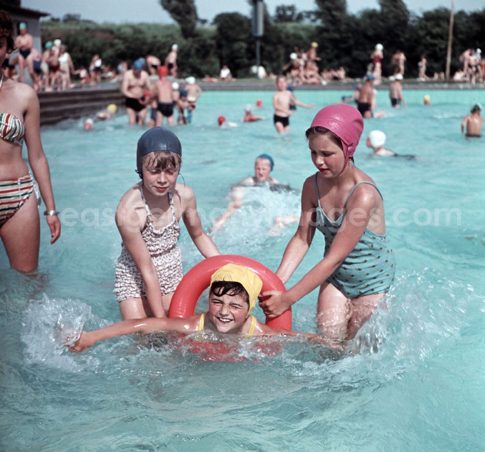 GDR image archive: Berlin - Girls in swimsuits, swimming caps and swimming rings in an outdoor swimming pool on Wolfshagener Strasse in the Pankow district of East Berlin in the territory of the former GDR, German Democratic Republic