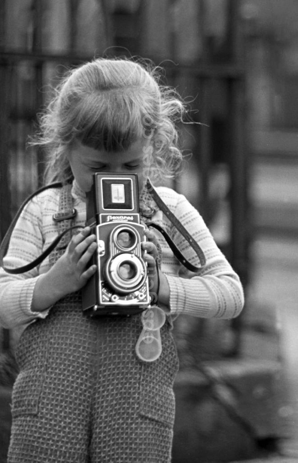 GDR picture archive: Kahla - Ich kann das schon allein! - Stolz hält ein Mädchen eine Flexaret Automat Kamera der Firma Meopta in ihren Händen und versucht sich an den ersten Bildern.