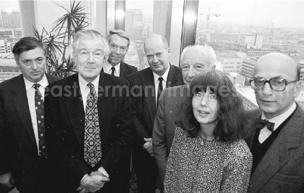 GDR picture archive: Berlin - Medienrat Berlin-Brandenburg (mit Walter Scheel, 3. v.l.) 21.12.1992