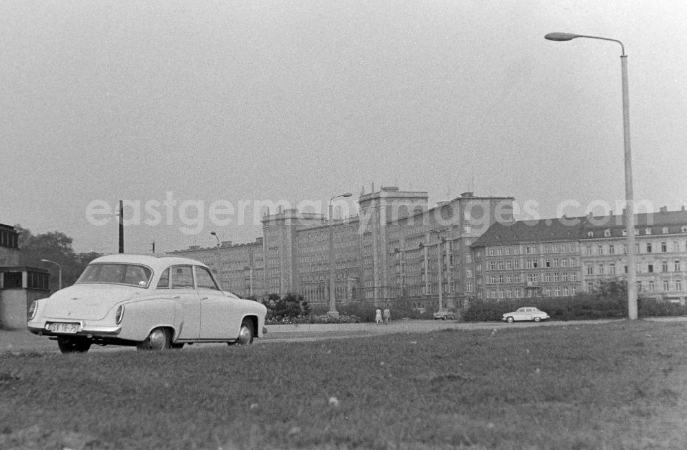 GDR picture archive: Leipzig - Street view of an apartment building - building front Lille Ring on place Rossplatz in Leipzig, Saxony on the territory of the former GDR, German Democratic Republic