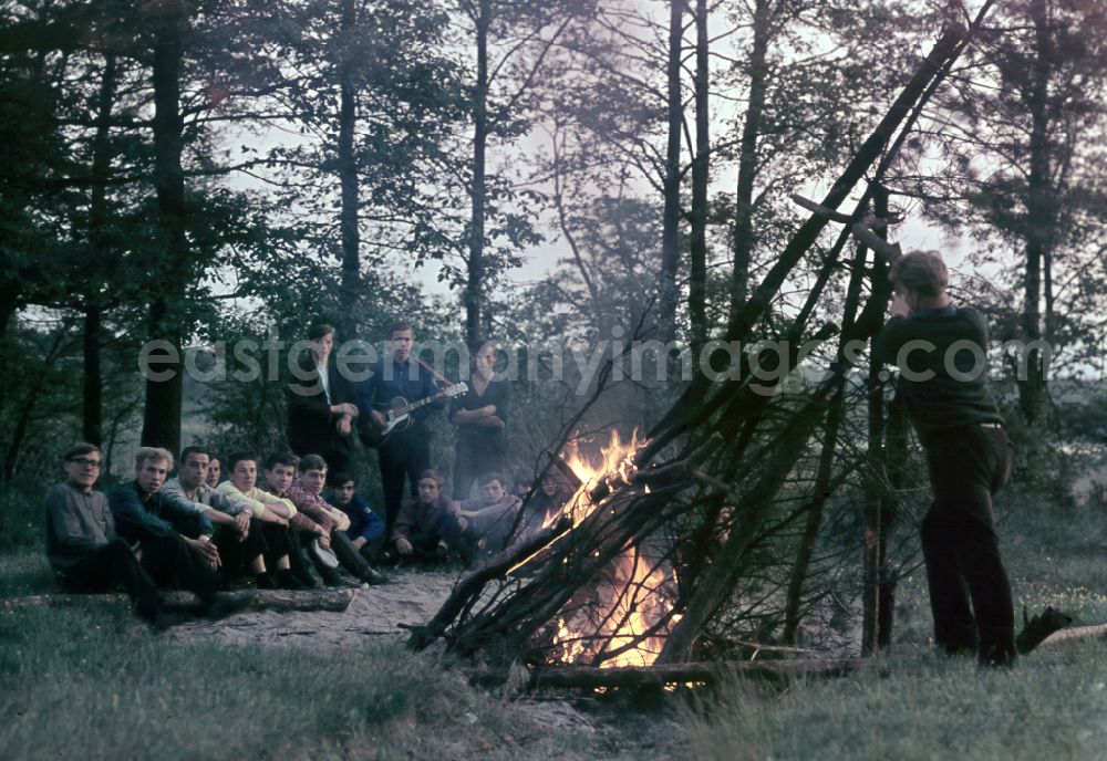 GDR image archive: Nauen - FDJ members at a campfire on the sidelines of a work mission for the melioration and drainage of agricultural land in Nauen, Brandenburg in the territory of the former GDR, German Democratic Republic