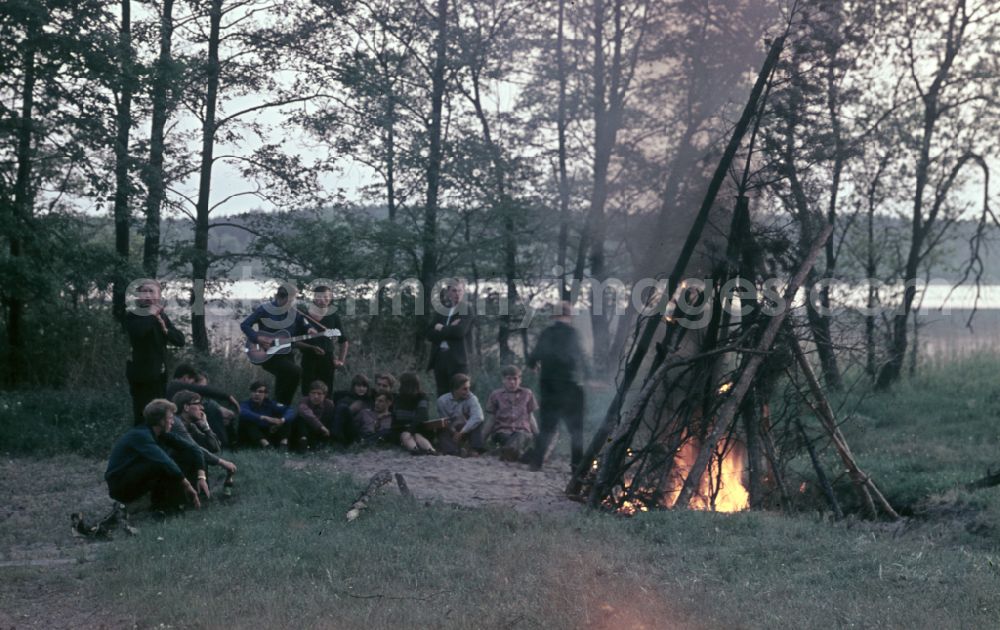 GDR photo archive: Nauen - FDJ members at a campfire on the sidelines of a work mission for the melioration and drainage of agricultural land in Nauen, Brandenburg in the territory of the former GDR, German Democratic Republic