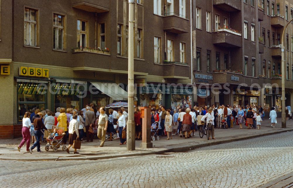 GDR picture archive: Berlin - Queue of people in front of a fruit and vegetable shop in East Berlin on the territory of the former GDR, German Democratic Republic