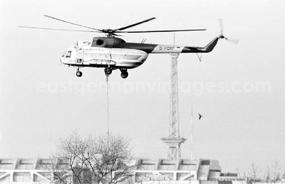 GDR image archive: Berlin - Mi-8-Kranflug-Einsatz Charlottenburg 13.