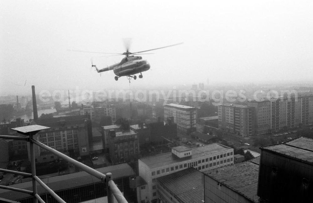 GDR photo archive: Berlin-Mitte - MiD Kranflug-Einsatz AKW Mitte, Einbau von Schalldämpfer 27.