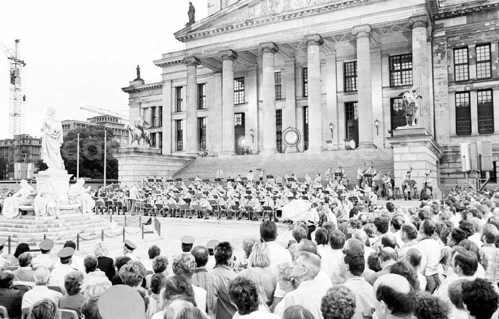 GDR photo archive: Berlin - Militärkonzert auf dem Platz der Akademie zum 200. Jahrestag der Französischen Revolution 14.