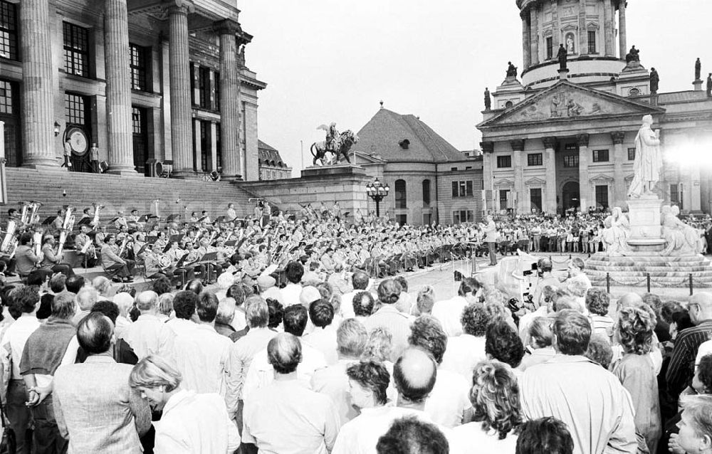 GDR picture archive: Berlin - Militärkonzert auf dem Platz der Akademie zum 200. Jahrestag der Französischen Revolution 14.