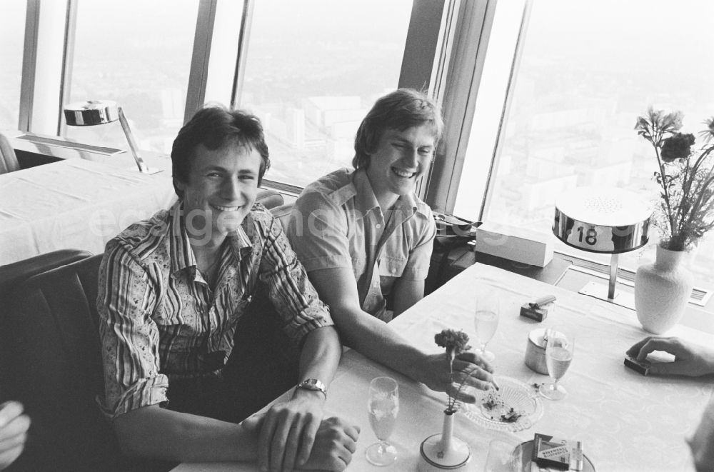 GDR image archive: Berlin - Welcoming the 11 millionth visitor on the visitor platform of the television tower at Alexanderplatz in the Mitte district of Berlin, East Berlin, on the territory of the former GDR, German Democratic Republic