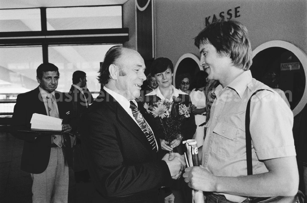 GDR photo archive: Berlin - Welcoming the 11 millionth visitor on the visitor platform of the television tower at Alexanderplatz in the Mitte district of Berlin, East Berlin, on the territory of the former GDR, German Democratic Republic