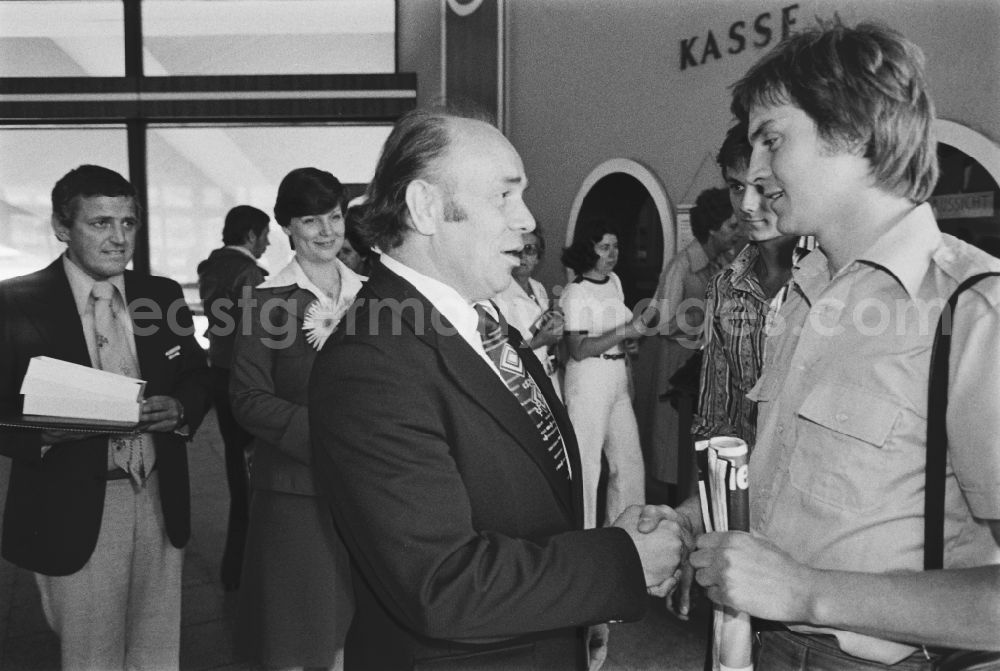 GDR picture archive: Berlin - Welcoming the 11 millionth visitor on the visitor platform of the television tower at Alexanderplatz in the Mitte district of Berlin, East Berlin, on the territory of the former GDR, German Democratic Republic