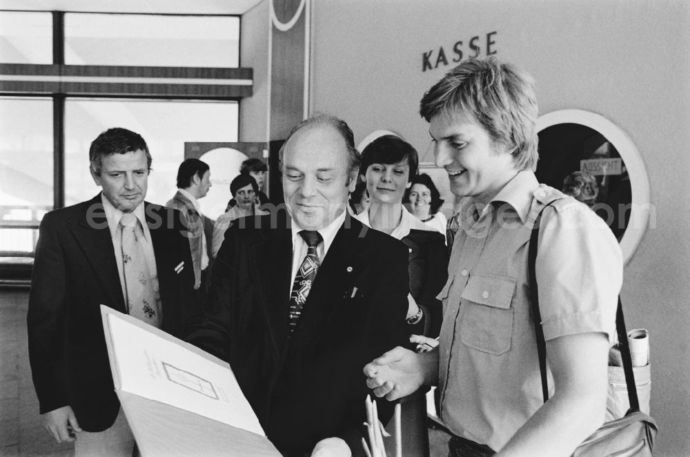 Berlin: Welcoming the 11 millionth visitor on the visitor platform of the television tower at Alexanderplatz in the Mitte district of Berlin, East Berlin, on the territory of the former GDR, German Democratic Republic