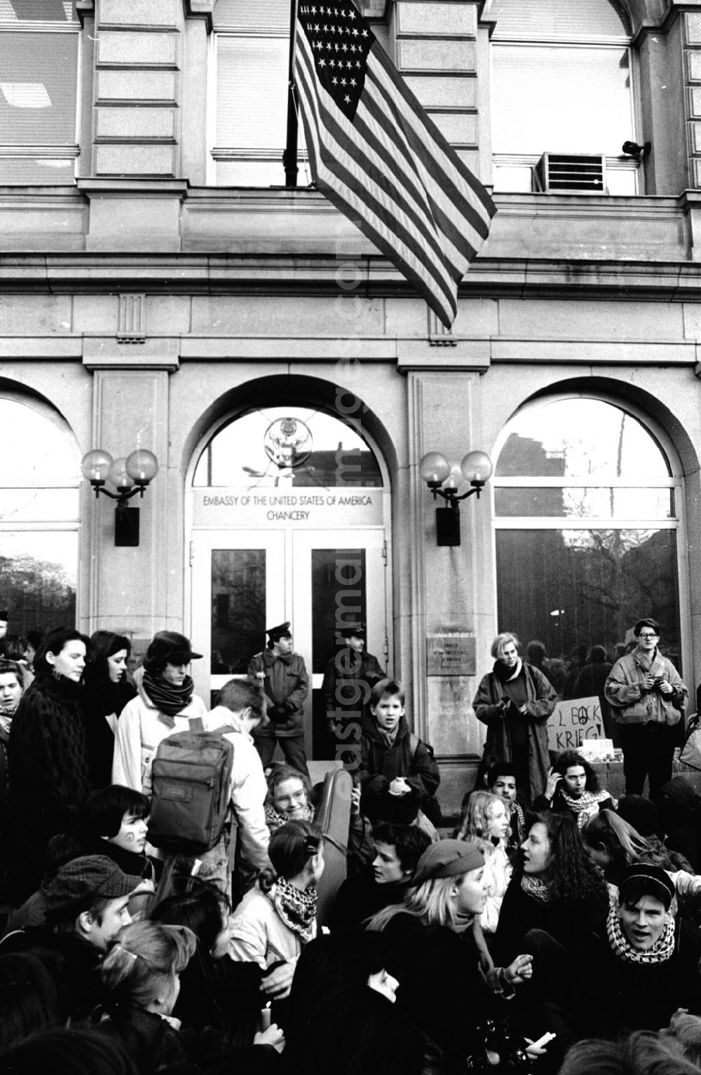 GDR photo archive: Berlin-Mitte - Mitte - Berlin Antikriegsdemo vor der US-Botschaft in Berlin 15.