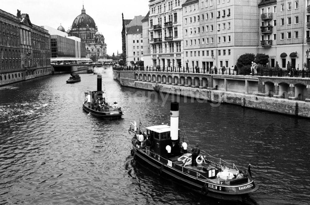 GDR photo archive: Berlin-Mitte - Mitte - Berlin Dampfschiffparade 09.09.9