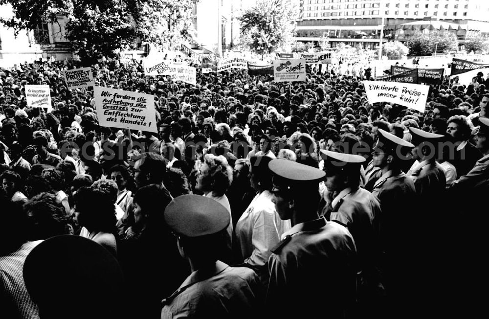 GDR image archive: Berlin-Mitte - Mitte - Berlin Handelsleute demonstrieren vor der Volkskammer 13.07.9