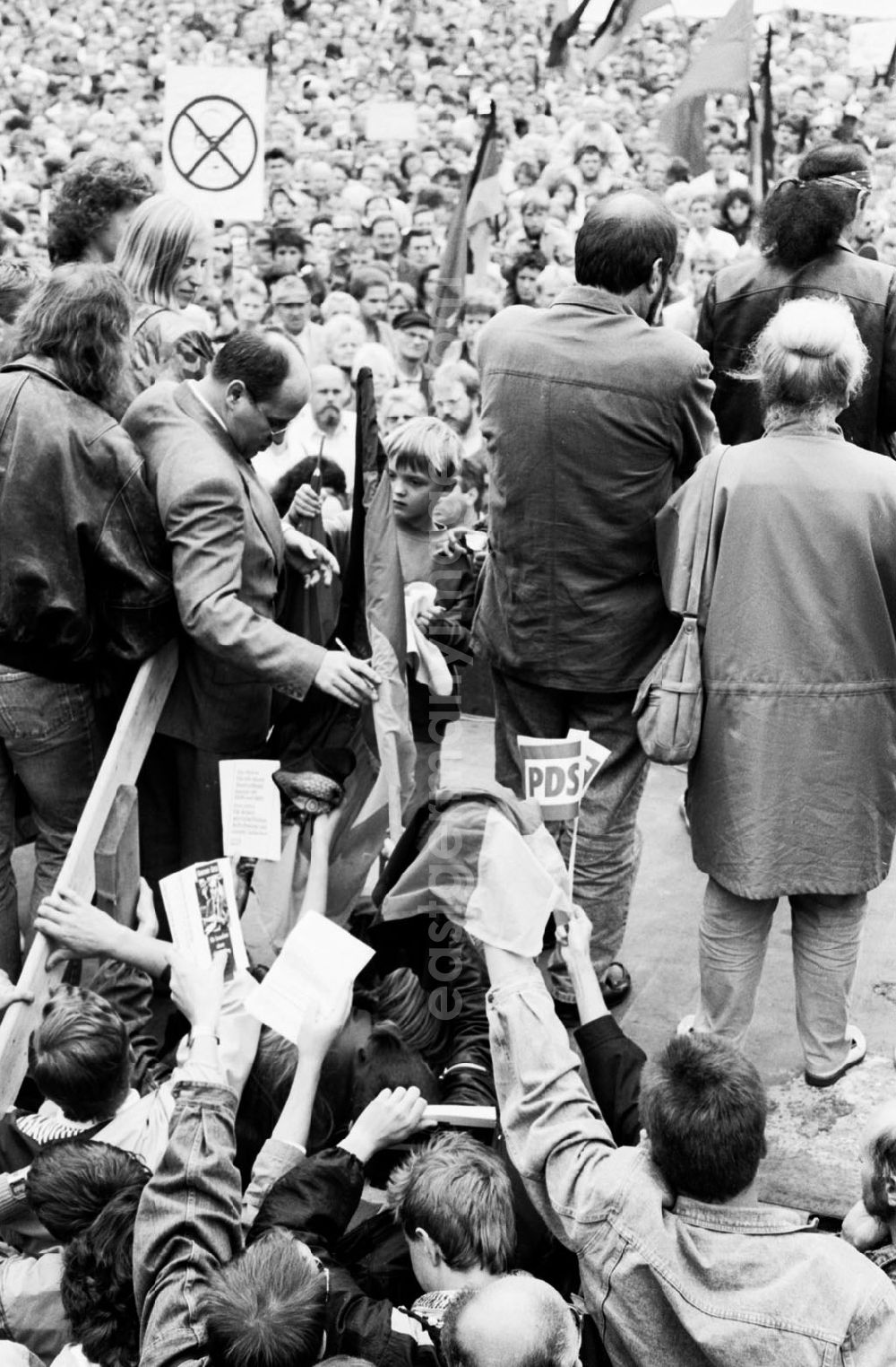 GDR photo archive: Berlin-Mitte - Mitte - Berlin OdF-Tag im Lustgarten 09.09.9