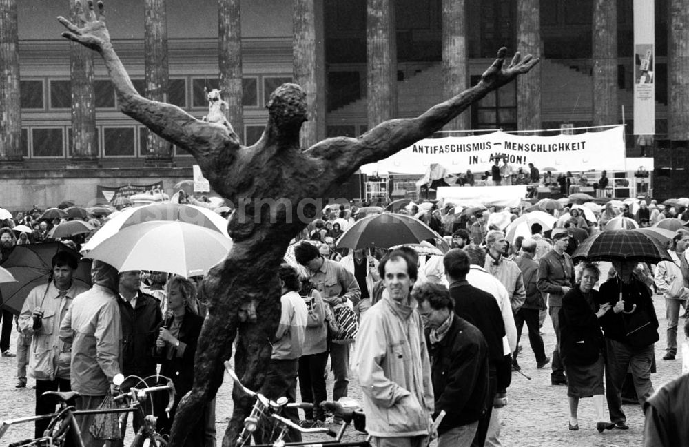 GDR picture archive: Berlin-Mitte - Mitte - Berlin OdF-Tag im Lustgarten 09.09.9