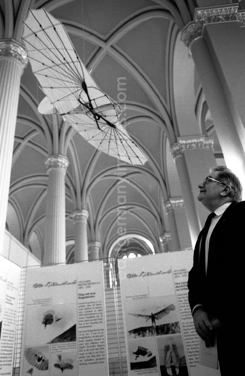 GDR photo archive: Berlin-Mitte - Mitte - Berlin Otto-Lilienthal-Ausstellung im Roten Rathaus 28.12.9