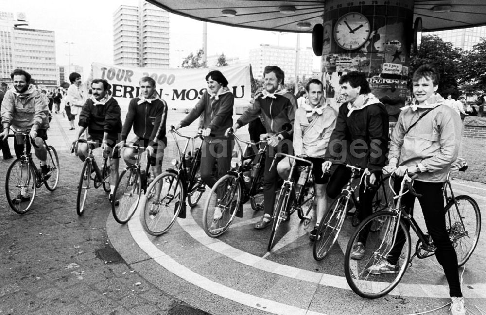 GDR picture archive: Berlin-Mitte - Mitte - Berlin Radfahrerstart an der Weltzeituhr zur Fahrt nach Moskau 22.06.9