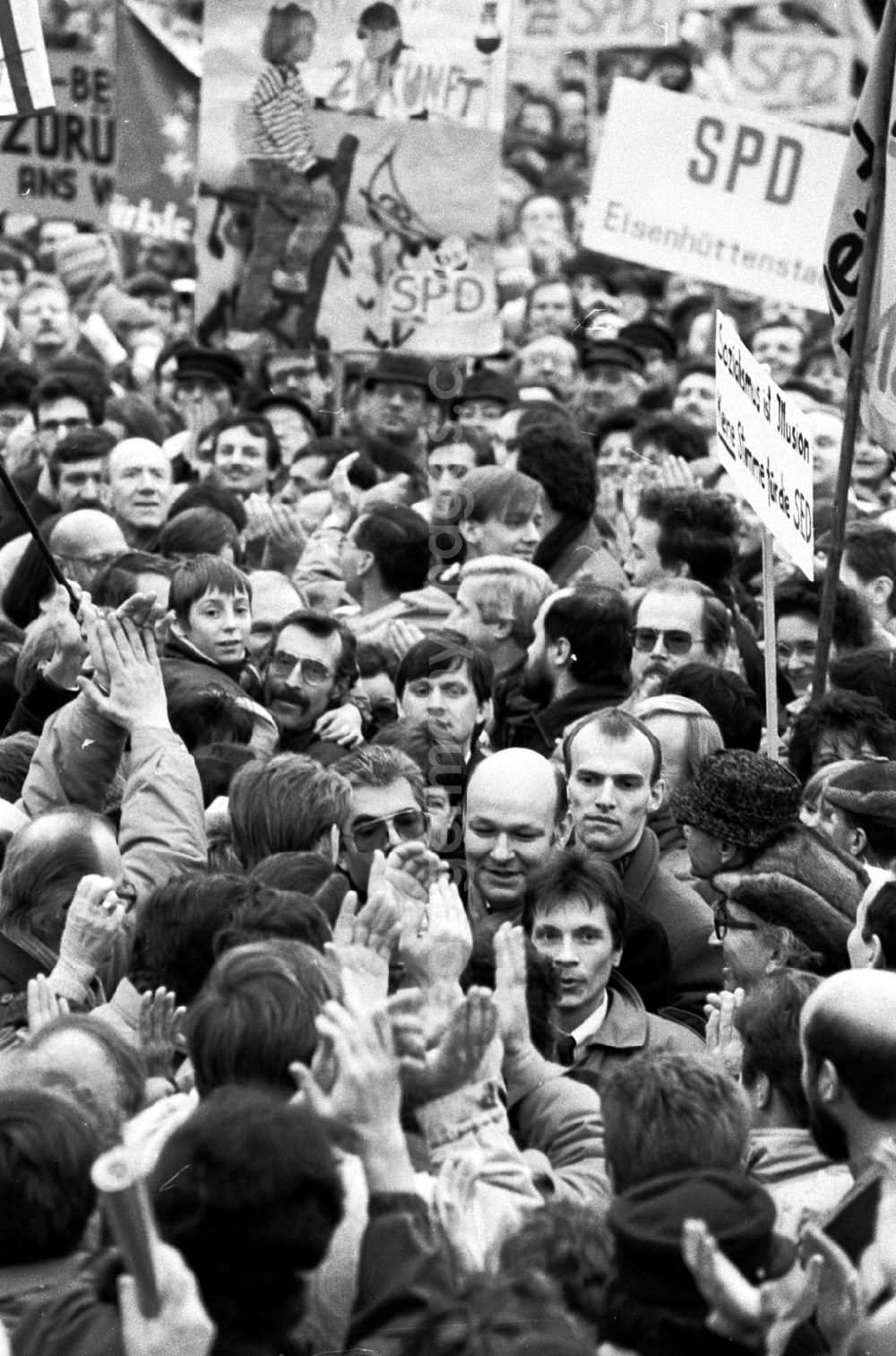 GDR picture archive: Berlin-Mitte - Mitte-Berlin SPD-Demo auf dem Alex 14.01.9