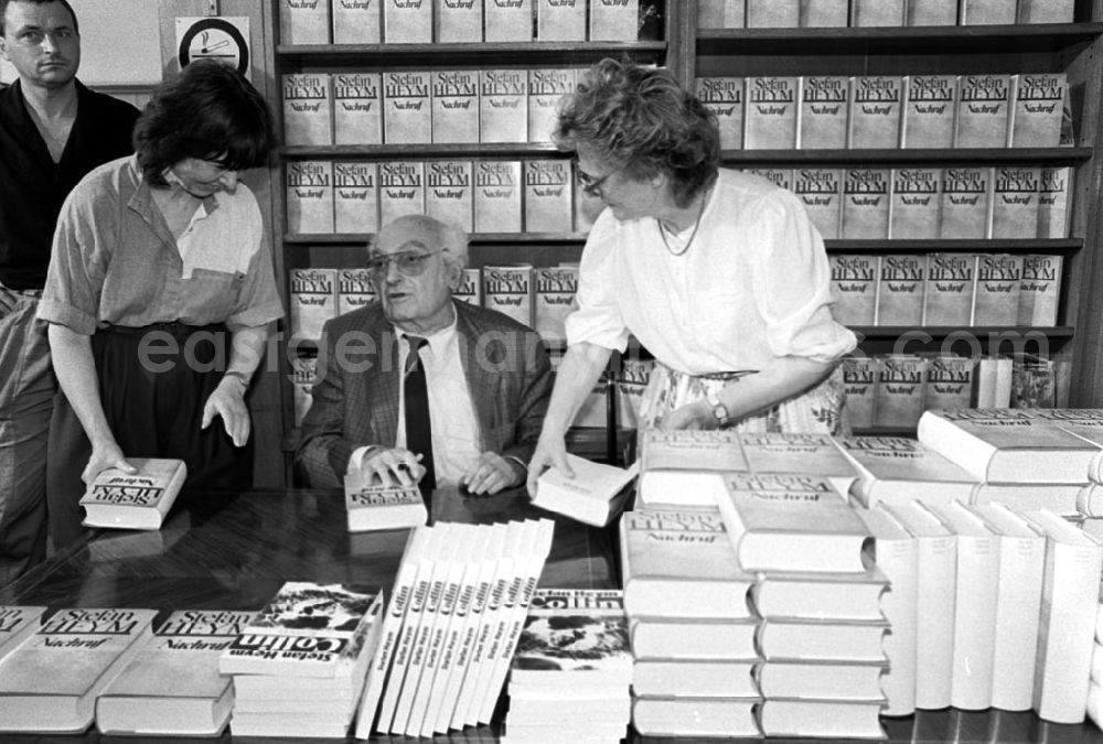 GDR image archive: Berlin-Mitte - Mitte-Berlin Stefan Heym in der Karl-Marx-Buchhandlung 21.06.9