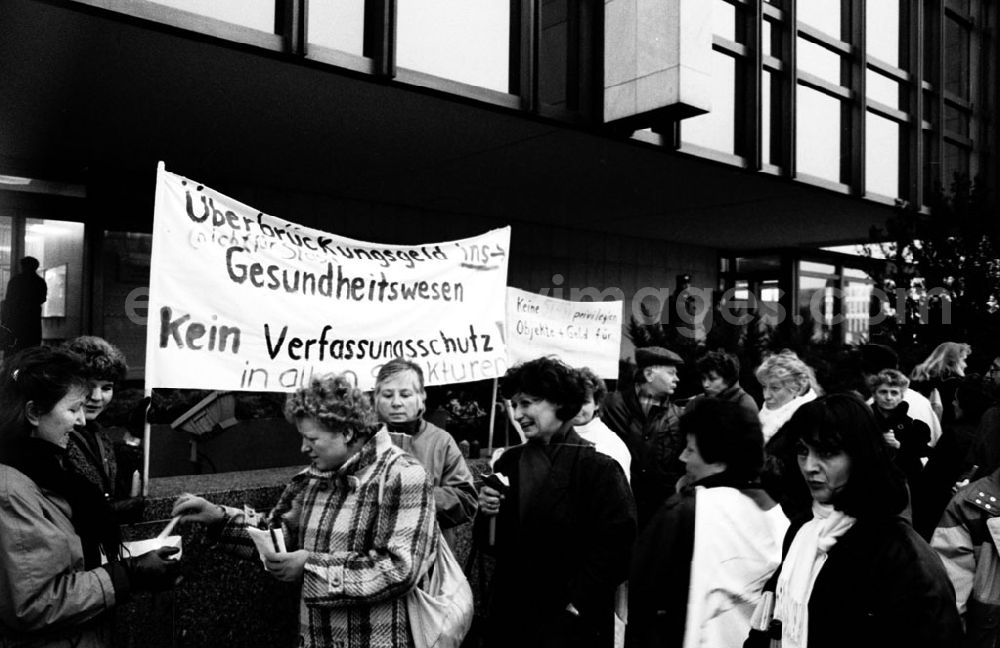 GDR image archive: Berlin-Mitte - Mitte - Berlin Volkskammertagung und Demo vor der Volkskammer 11.01.9