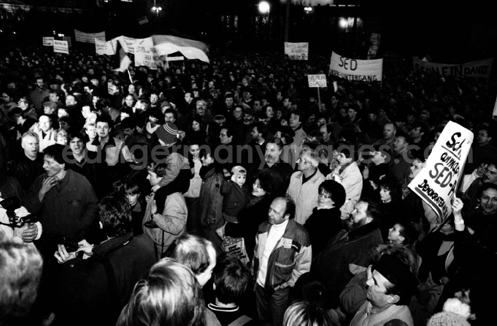 GDR picture archive: Berlin-Mitte - Mitte - Berlin Volkskammertagung und Demo vor der Volkskammer 11.01.9